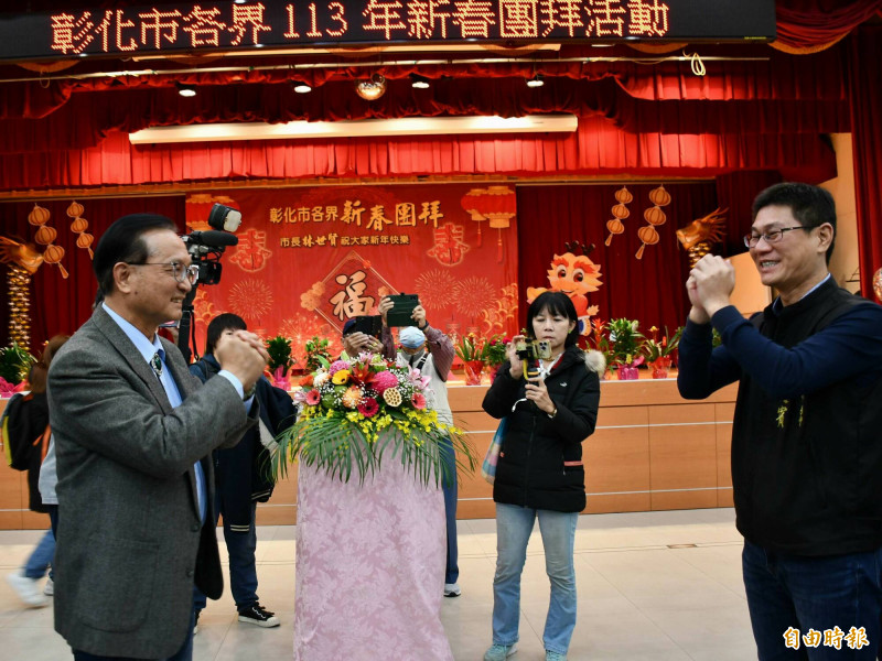 彰化市長林世賢（左）今天在新春團拜中與各界賢達致意。 （記者湯世名攝）
